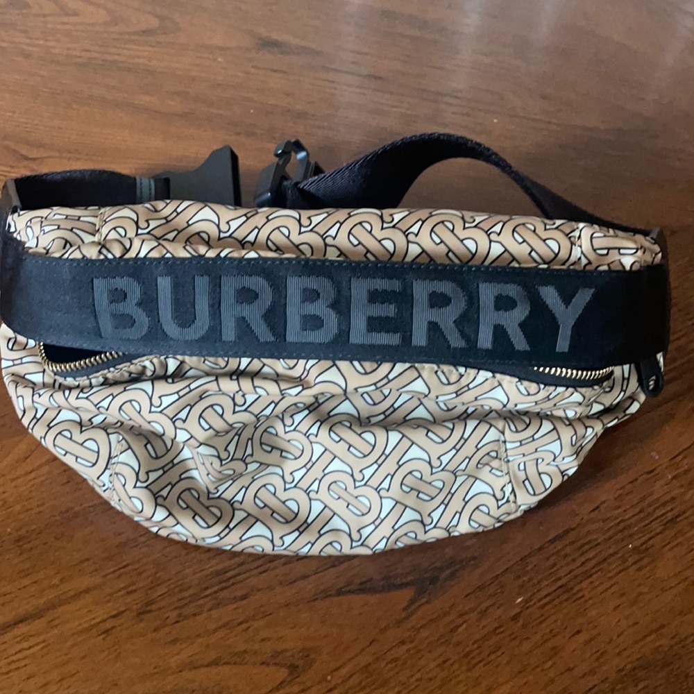 Authentic Burberry bum bag!!! Extremely nice. Close to brand new condition!